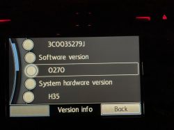 Bildschirm des Infotainmentsystems im Auto mit Softwareversion 0270.
