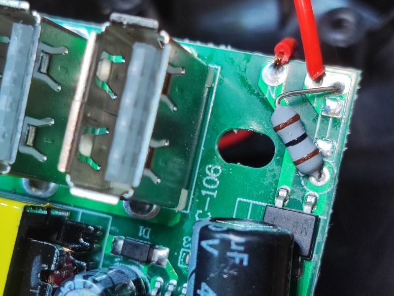 Zbliżenie na płytkę drukowaną z portami USB oraz rezystorem.