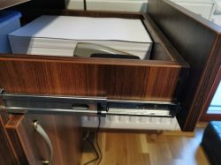 Jak naprawić szufladę, która sama się wysuwa? Mechanizm na zdjęciu.