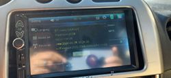 Nahaufnahme des Einstellungsmenüs einer Auto-Stereoanlage mit Bluetooth in einem Toyota Matrix von 2003.
