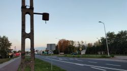 Urządzenie zamontowanie na słupie oświetleniowym