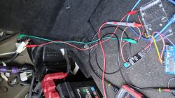 Układ elektroniczny z kablami i Arduino podłączony w samochodzie