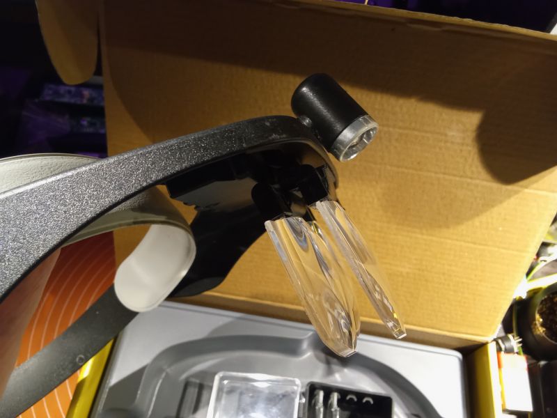 Recenzja daszka z lupą przy pracy z małymi elementami elektronicznymi