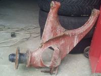 Identyfikacja wahaczy z przyczepki - czy ktoś rozpoznaje model auta?