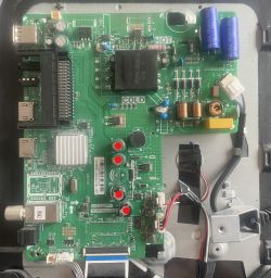 Płytka drukowana z różnymi komponentami elektronicznymi, w tym kondensatorami i portami HDMI.