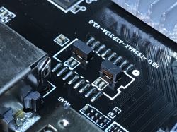 Zbliżenie na fragment płytki PCB urządzenia T95MAX przy porcie HDMI oraz elementach SMD i oznaczeniach modelu.