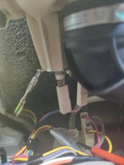 Zbliżenie na przewody i białe złącza elektryczne wewnątrz urządzenia