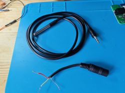 Cable with DS1820 sensor and 3.5 mm jack on a blue mat.