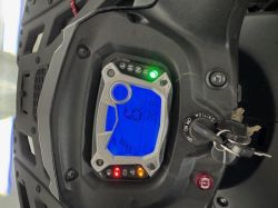 Licznik cyfrowy z podświetleniem niebieskim w quadzie TGB BLADE 1000 LTX, pokazujący różne przebiegi oraz wskaźniki.