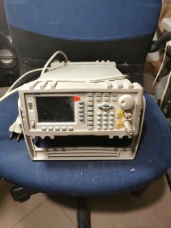 Sprzęt elektroniczny pomiarowy na niebieskim krześle biurowym.