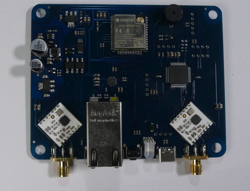 Płytka PCB z modułem ESP32, złączem Ethernet i modułami radiowymi