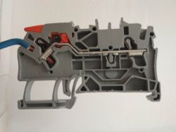 Nowa złączka WAGO TOPJOB S z dźwignią montowana na szynie rozdzielnicy.