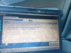 Ekran diagnostyczny systemu ABS/ESP pokazujący wartości z czujników: położenia dźwigni, obrotu, ciśnienia płynu hamulcowego i przyspieszenia pojazdu.