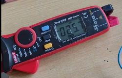 Miernik cęgowy UNI-T UT210E pokazujący pomiar 0,257.