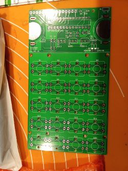 Płytka drukowana zestawu kalkulatora z oznaczeniami miejsc do montażu elementów