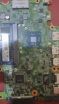 Zbliżenie na płytę główną laptopa modelu dazhkdmb6e0 z widocznymi komponentami elektronicznymi.