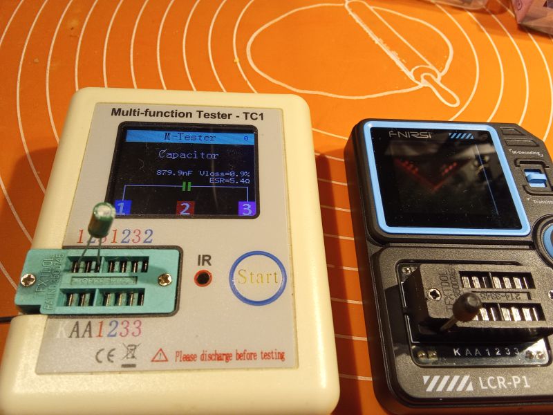 Dwa testery elektroniczne TC-1 i LCR-P1 z zamontowanymi kondensatorami