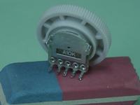 Potencjometr A10K. Jest to regulacja głośników Labtec