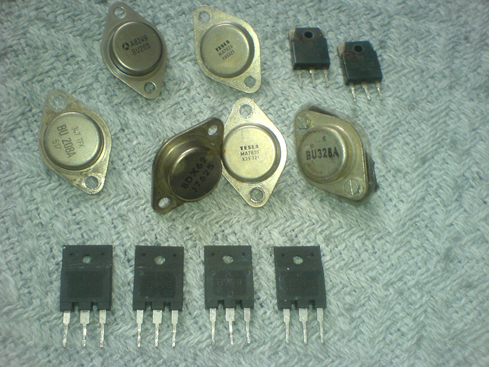 Sprzedam tanio 12 różnych tranzystorów. - elektroda.pl