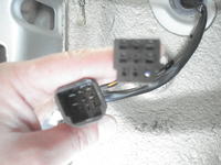 Funkcja kostki pod siedzeniem kierowcy w Oplu Omega 2.5 TD?