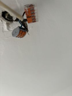 Kable i kostki podłączeniowe w suficie