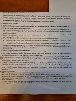 Dokument zawierający warunki przyłączenia do sieci energetycznej dla odbiorcy indywidualnego na stole.