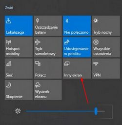 Menu ustawień szybkiego dostępu w Windows, z zaznaczonym przyciskiem Inny ekran.