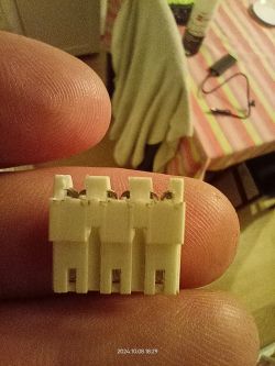 Złącze 3-pinowe trzymane w palcach.