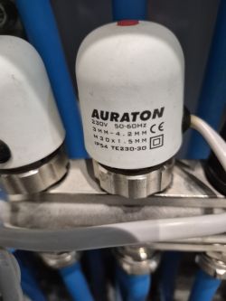 Elektrozawór Auraton zamontowany na rozdzielaczu ogrzewania podłogowego