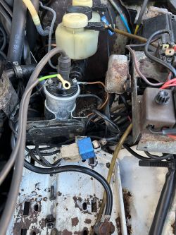 Gdzie w układzie zapłonowym podłączyć kondensator? Auto: Mercedes W114.