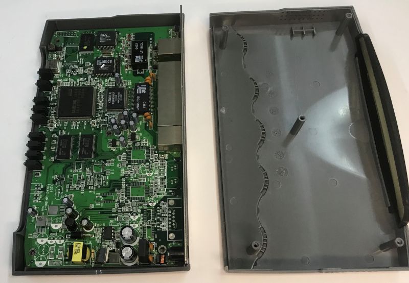 Wnętrze starego routera ISDN/DSL DI-304. Wspominamy Internet lat 2000