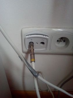 Rozgalezienie kabla - Jeden kabel na tv i internet.