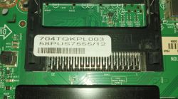 Zbliżenie na płytę główną telewizora Philips 58PUS7555/12 z oznaczeniem 704TQKPL003.
