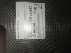 Etykieta z tyłu telewizora Samsung model UE40J5200AW.