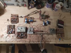 Stół z elementami elektronicznymi, w tym płytkami PCB, przełącznikami i przewodami