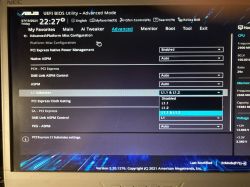 Zrzut ekranu ustawień UEFI BIOS na laptopie ASUS, pokazujący zaawansowane opcje konfiguracji PCI Express.