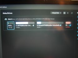 Widok menedżera dysków pokazującego dysk GPT z kilkoma partycjami, z czego dwie są odblokowane z BitLocker.