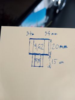 Ręczny szkic adaptera redukcyjnego z wymiarami na kartce papieru.