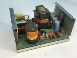 Wnętrze polskiego retro zasilacza Polwat PWS-100 RM 24V/4A - czy przetrwał lata pracy?
