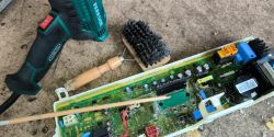 Płytka PCB w obudowie z narzędziami do czyszczenia i usuwania żelu obok