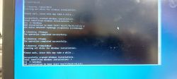 Ekran komputera z uruchomionym wierszem poleceń i komendami bootrec do naprawy bootloadera systemu Windows.