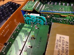 Zbliżenie układu elektronicznego w urządzeniu Sony z widocznymi zielonymi płytkami drukowanymi i oznaczeniem 