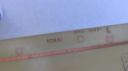 Zbliżenie płytki Toral z napisem „TORAL” i oznaczeniem „DHU 0344/1”