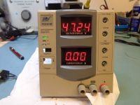 Chiński zasilacz laboratoryjny 0-30V/0-3A wskazuje 47V bez obciążenia