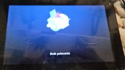 Ekran awaryjny Androida z komunikatem Brak polecenia Tablet z ekranem Brak polecenia i ikoną leżącego Androida z czerwonym trójkątem