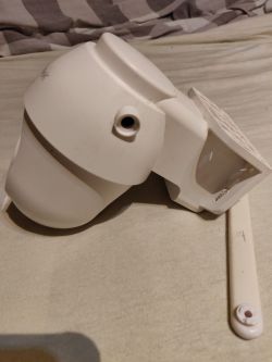 Uszkodzona kamera ieGeek z oderwaną anteną GSM leżąca na jasnym materiale