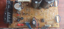 Płyta PCB wzmacniacza Philips FW 750C z zaznaczonymi na niebiesko zimnymi lutami