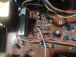Zbliżenie płytki PCB tunera z układem HA1197, rezystorami, kondensatorami i wiązką przewodów