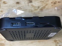 Widok zbliżeniowy na tylny panel przystawki TV z dwoma portami USB i czytnikiem kart pamięci.