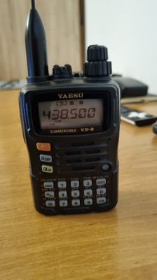 Ręczny transceiver Yaesu VX-6 ustawiony na częstotliwość 438.500 MHz